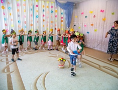 В благовещенском детском саду №67 спортивный флешмоб объединил родителей, детей и педагогов