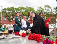 В День памяти и скорби благовещенцы возложили цветы к памятнику воинам-амурцам