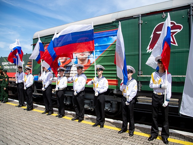 Благовещенск встретил уникальный агитпоезд Минобороны