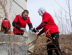 Мэр Благовещенска Олег Имамеев вместе с фан-клубом города очистил еще одну городскую территорию
