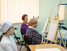 В Амурском медколледже прошел мастер-класс по рисованию для участников проекта «Целебная магия цвета»