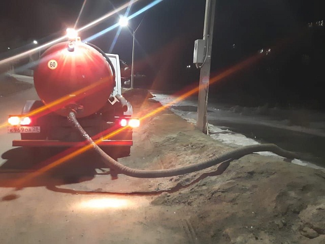 Откачка луж, подсыпка тротуаров, установка урн: рабочие ГСТК круглосуточно трудятся на магистралях амурской столицы