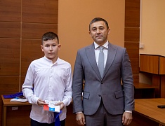 Городские школьники получили первые паспорта из рук мэра Олега Имамеева