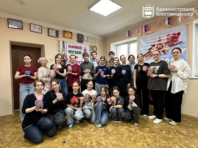 20 юных актеров «Дебюта» украсили пряники символом Благовещенска для бойцов СВО