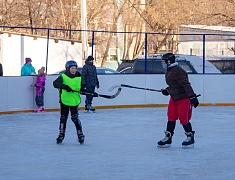Хоккею с мячом учили ребят из благовещенского двора на Зейской