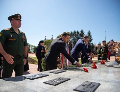 Цветы в память о подвиге советских солдат возложили в Благовещенске