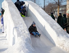 Театрализованная игровая программа для всей семьи "Рождество по-русски" прошла на центральной площади Благовещенска