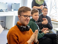 В Благовещенске детям участников СВО вручили новогодние подарки и билеты на праздничные мероприятия