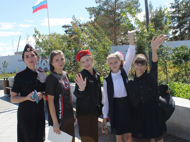 Сотрудники ГИБДД в День знаний проверили благовещенских школьников на знания ПДД