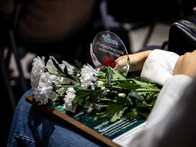 Заместитель мэра Виктория Хопатько наградила самых активных добровольцев