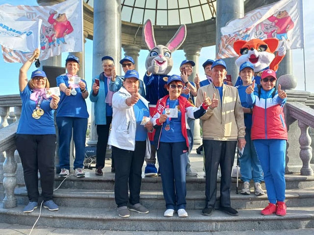 Клубу северного ходьбы "СкандиАмурчане" вручены знаки ГТО в день рождения города