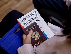 Городские школьники получили первые паспорта из рук мэра Олега Имамеева