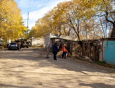 К общегородскому субботнику присоединились работники администрации Благовещенска