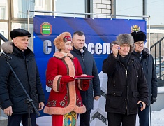 Дмитрий Гумиров вручил ключи от благоустроенных квартир первым новосёлам 