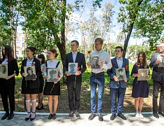 Цветы в память о подвиге советских солдат возложили в Благовещенске