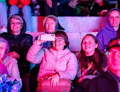 С днём рождения Благовещенск поздравили солист музыкального театра «Геликон-опера» Дмитрий Янковский и оркестр «АмурДжазБэнд»