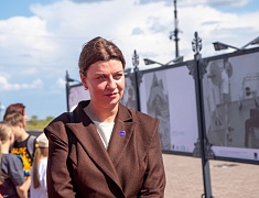 На набережной Амура в Благовещенске открыли фотовыставку ТАСС в честь юбилея города
