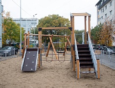 Жители еще двух благовещенских дворов получили современные игровые площадки