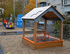 Жители еще двух благовещенских дворов получили современные игровые площадки