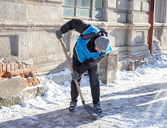 Благовещенские студенты почистили тротуары возле медучреждений