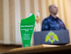 Мэр Благовещенска Олег Имамеев вручил кубок наставника месяца Виктору Ныркову