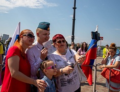 Мэр Благовещенска в День России вручил паспорта 13 юным благовещенцам