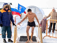 В Благовещенске в купель на Амуре в Крещение окунулись больше двух тысяч человек