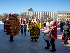 Благовещенцы проводили зиму блинами и хороводами