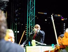 С днём рождения Благовещенск поздравили солист музыкального театра «Геликон-опера» Дмитрий Янковский и оркестр «АмурДжазБэнд»