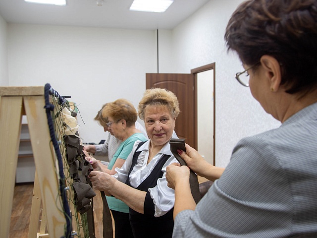 Сухой душ, носилки, сети и нашлемники изготавливают на «Фабрике для СВОих» в Благовещенске