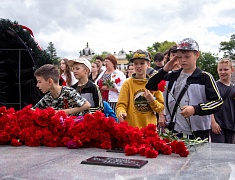 В День памяти и скорби благовещенцы возложили цветы к памятнику воинам-амурцам