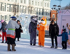 Театрализованная игровая программа для всей семьи "Рождество по-русски" прошла на центральной площади Благовещенска