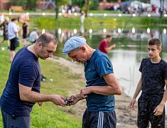 В парке Дружбы прошел первый семейный фестиваль для любителей ловли