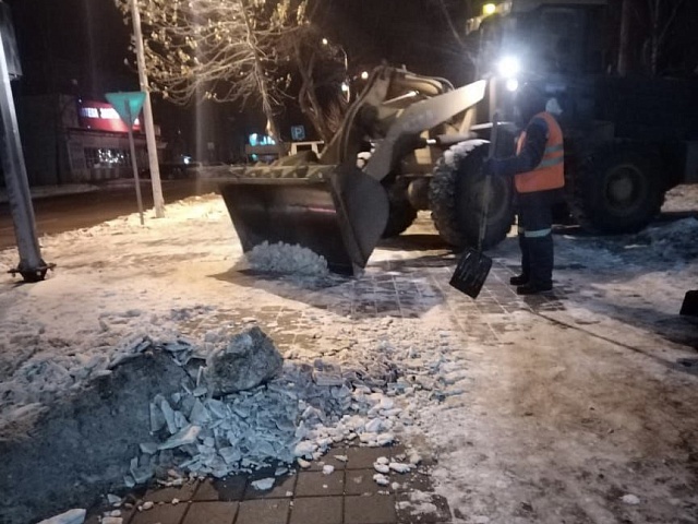 В ночь тротуары очищали на 4 улицах Благовещенска