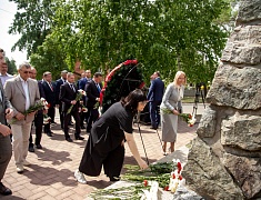 В Благовещенске прошли торжественные церемонии у памятников основателям города
