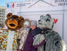 Театрализованная игровая программа для всей семьи "Рождество по-русски" прошла на центральной площади Благовещенска