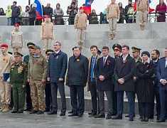 В честь Дня Победы в Благовещенске развернули знамя Победы