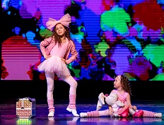 Мэр города Олег Имамеев поздравил благовещенский ансамбль "Ровесники" с 57-летием