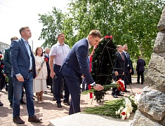 В Благовещенске прошли торжественные церемонии у памятников основателям города