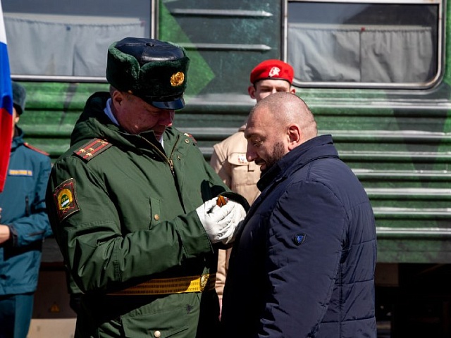 «За помощь и милосердие»: волонтерский труд благовещенца Рафика Оганнисяна отметили медалью Министерства обороны Российской Федерации 