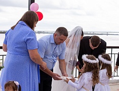 Коллективную свадьбу провели на берегу Зеи в Благовещенске