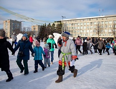 Театрализованная игровая программа для всей семьи "Рождество по-русски" прошла на центральной площади Благовещенска