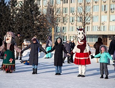 Театрализованная игровая программа для всей семьи "Рождество по-русски" прошла на центральной площади Благовещенска