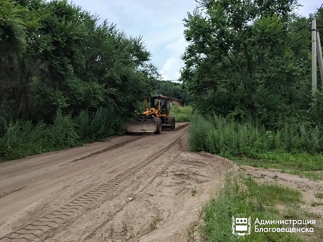 Около 30 километров гравийных дорог прогрейдировали за эту неделю в Благовещенске 