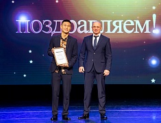 Мэр Благовещенска Олег Имамеев вручил премию одарённым детям по итогам 2022 года