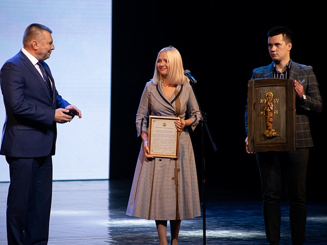 Картину с образом Богоматери вручила Виктория Хопатько на юбилей медакадемии