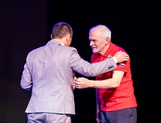 Мэр города Олег Имамеев поздравил благовещенский ансамбль "Ровесники" с 57-летием