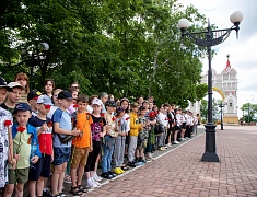 В День памяти и скорби благовещенцы возложили цветы к памятнику воинам-амурцам
