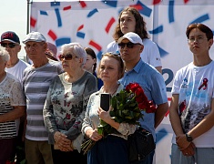Мэр Благовещенска в День России вручил паспорта 13 юным благовещенцам
