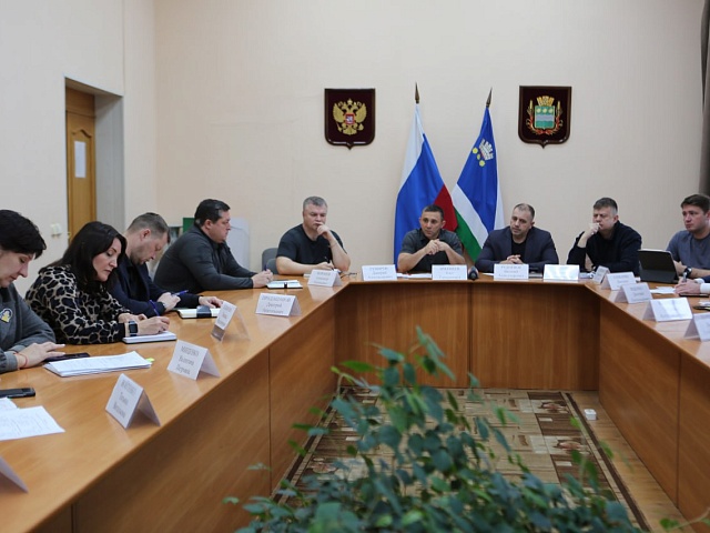 Обследование крыш зданий и МКД, привлечение дополнительной спецтехники и людей, временные места складирования снега: мэр Благовещенска провел оперативный штаб по ликвидации последствий мощнейшего снегопада